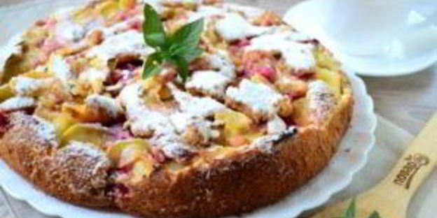 шарлотка с яблоками и вишней