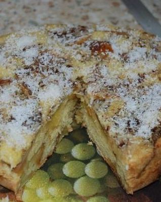 Шарлотка с яблоками, изюмом и корицей