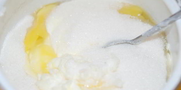 шарлотка с яблоками, изюмом и корицей