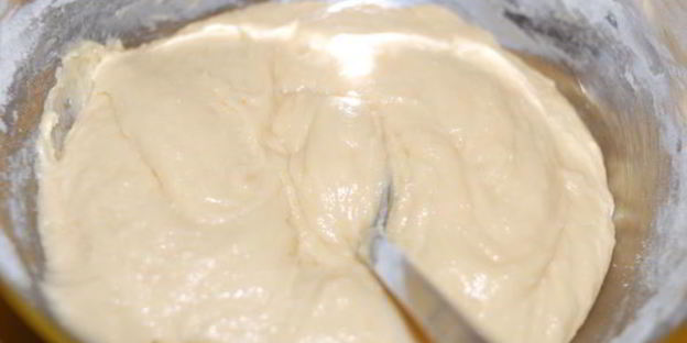 шарлотка с яблоками, изюмом и корицей