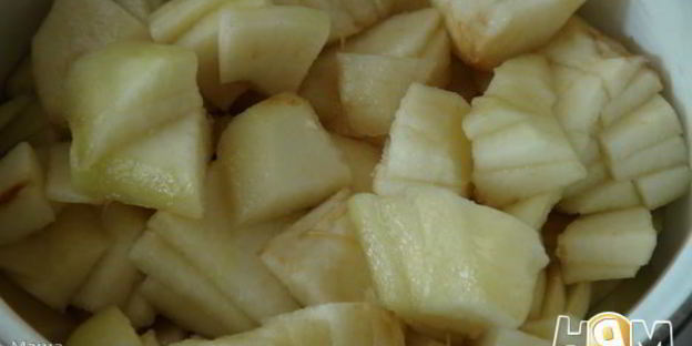 шарлотка с яблоками, изюмом и корицей