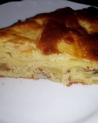 Шарлотка с яблоками на кефире