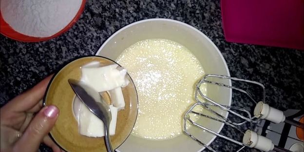 шарлотка с яблоками на кефире