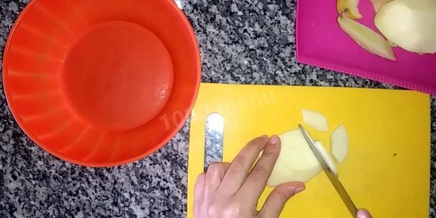 шарлотка с яблоками на кефире