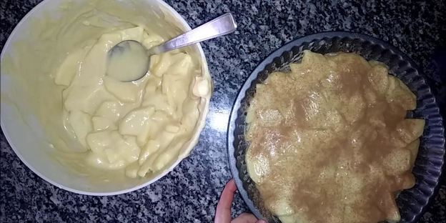 шарлотка с яблоками на кефире