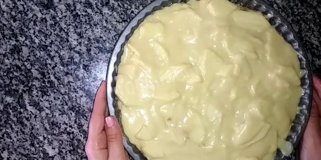 шарлотка с яблоками на кефире