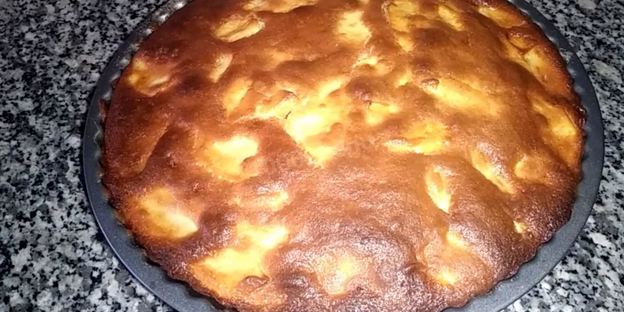 шарлотка с яблоками на кефире