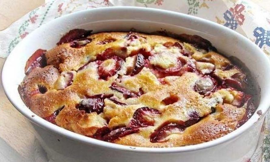 Рецепт шарлотки со сливами и коньяком