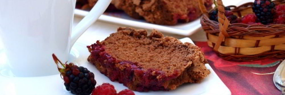 Шоколадная шарлотка с ягодами