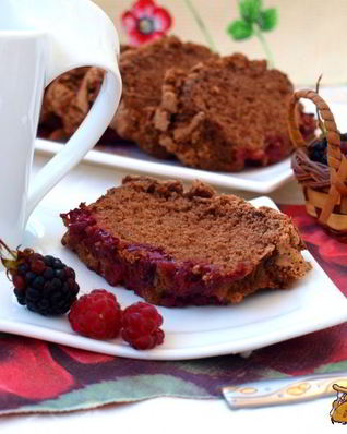 Шоколадная шарлотка с ягодами