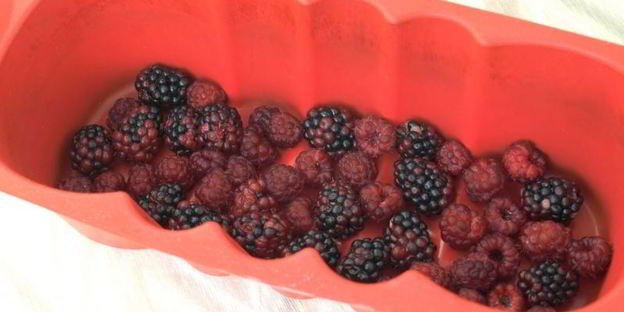 шоколадная шарлотка с ягодами