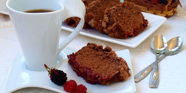 шоколадная шарлотка с ягодами