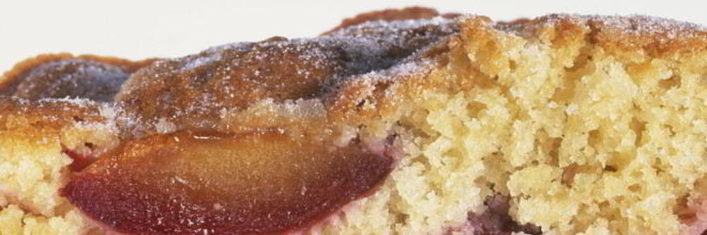 Вкусная шарлотка со сливами