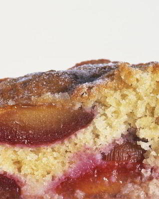 Вкусная шарлотка со сливами