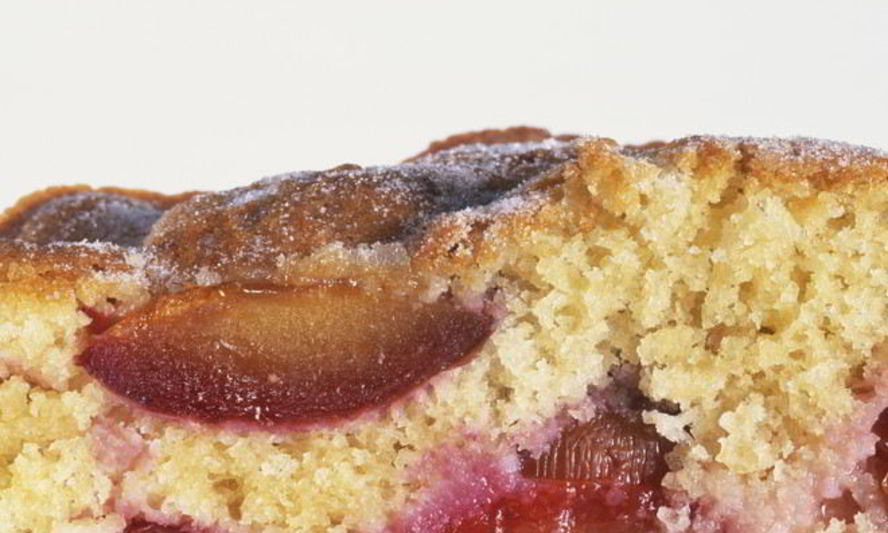 Рецепт вкусной шарлотки со сливами