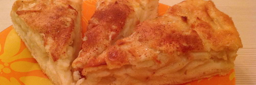 Воздушная шарлотка с корицей и яблоками