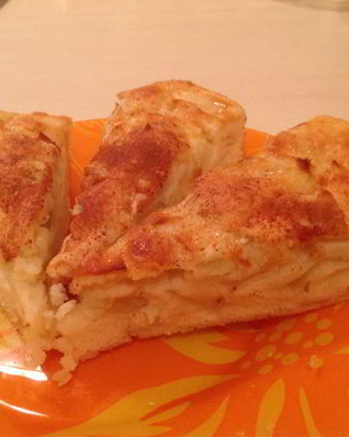 Воздушная шарлотка с корицей и яблоками