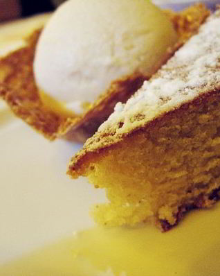 Яблочная шарлотка на сковороде