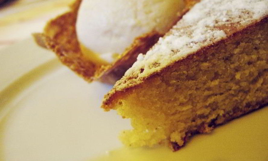 Рецепт яблочной шарлотки на сковороде