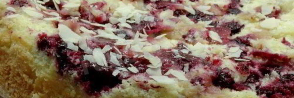 Яблочно-смородиновая шарлотка