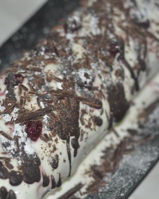 Шоколадно-вишневый рулет