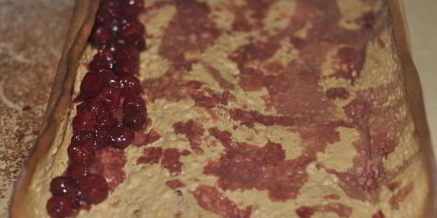 шоколадно-вишневый рулет