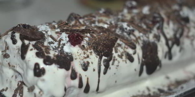 шоколадно-вишневый рулет