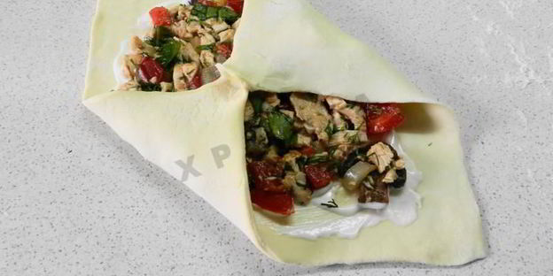 слоеные конвертики с курицей и грибами