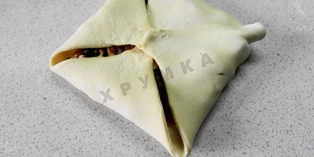 слоеные конвертики с курицей и грибами