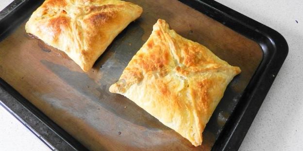 слоеные конвертики с курицей и грибами