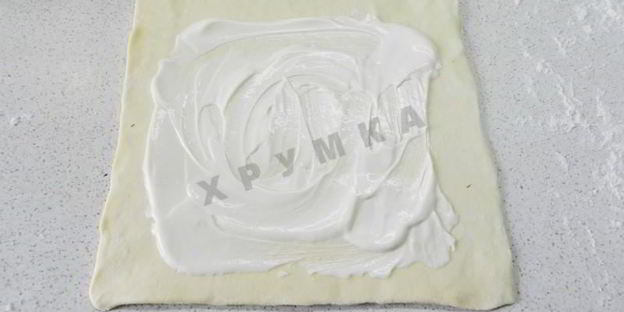 слоеные конвертики с курицей и грибами