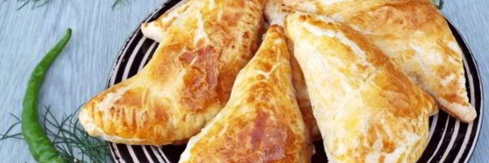 Слойки из бездрожжевого слоеного теста с ветчиной