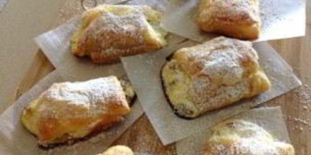 слойки из слоеного теста с творогом