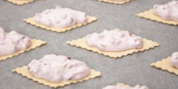 слойки с брусникой