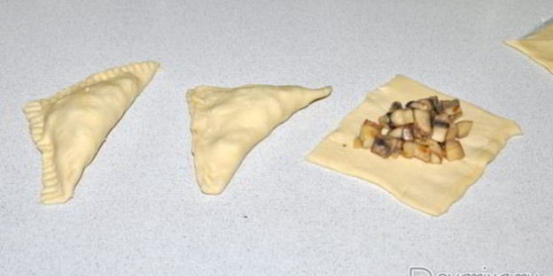 слойки с грибами