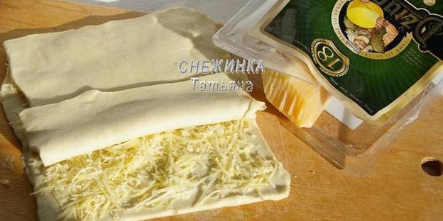 слойки с грушей, сыром джюгас и брусничным соусом