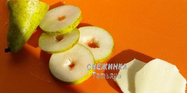 слойки с грушей, сыром джюгас и брусничным соусом