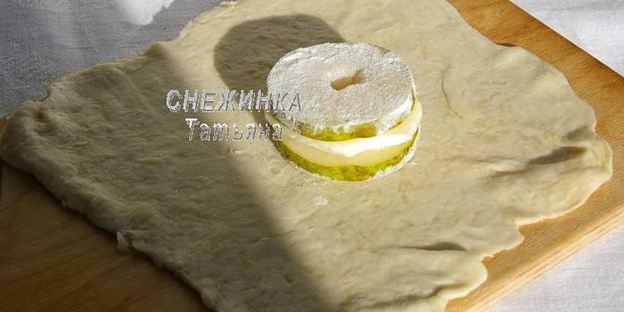 слойки с грушей, сыром джюгас и брусничным соусом