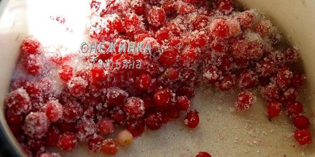 слойки с грушей, сыром джюгас и брусничным соусом