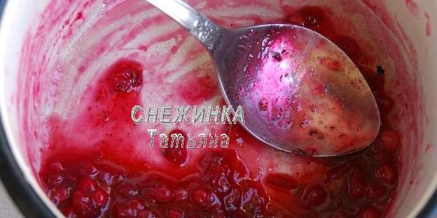 слойки с грушей, сыром джюгас и брусничным соусом