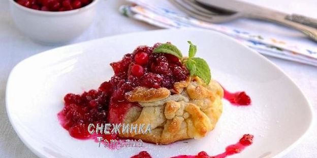 слойки с грушей, сыром джюгас и брусничным соусом