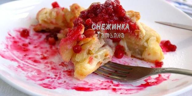 слойки с грушей, сыром джюгас и брусничным соусом