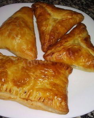 Слойки с картофелем и грибами из слоеного теста