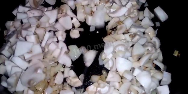 слойки с картофелем и грибами из слоеного теста