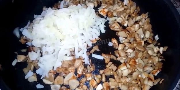 слойки с картофелем и грибами из слоеного теста