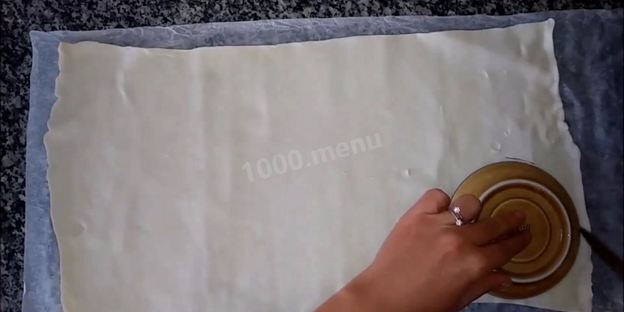 слойки с картофелем и грибами из слоеного теста