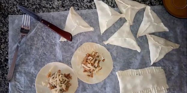 слойки с картофелем и грибами из слоеного теста