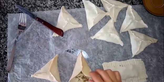 слойки с картофелем и грибами из слоеного теста