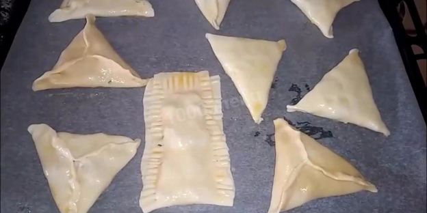 слойки с картофелем и грибами из слоеного теста