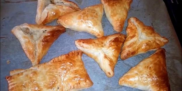 слойки с картофелем и грибами из слоеного теста